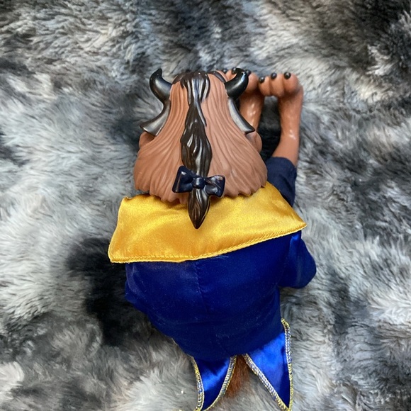 Disney Store Beast Classic Doll 12"
From Beauty And The Beast - Picture 12 of 16